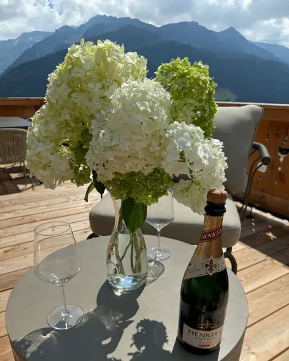 Sektflasche mit Bergpanorama